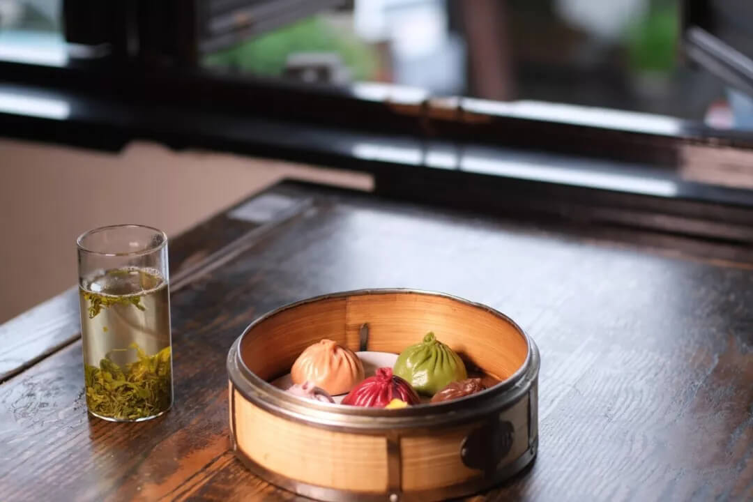 chinese xiaolongbao & tea